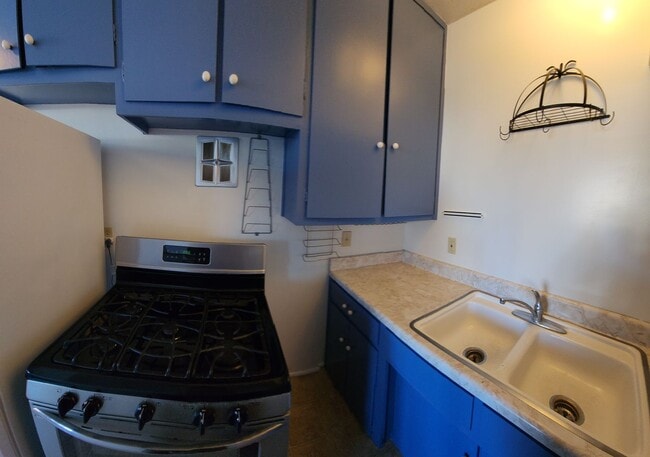 Building Photo - Quaint 2 bedroom 1 bath in quiet neighborhood
