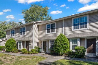Building Photo - "Charming 2-Bed Townhome with Modern Comforts in Fort Mill – Your Cozy Retreat Awaits!"