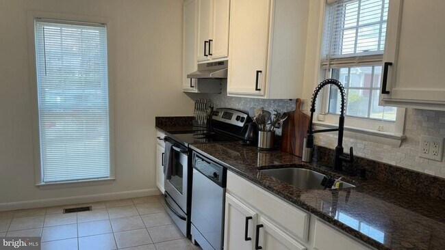 Building Photo - 16031 Dorset Rd