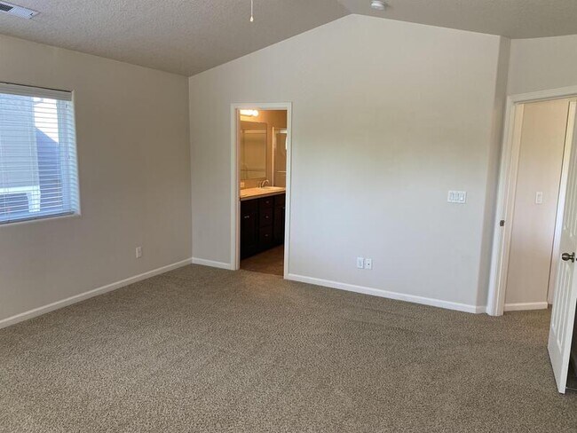 Building Photo - 3395 SE Meadowview Way
