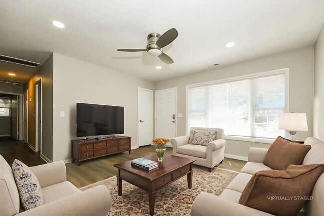 Building Photo - 3 bed / 2 bath ~ West Ashley Area, Move-in...