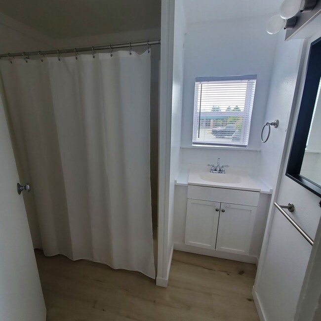 Building Photo - 2 Bedroom, 1 Bathroom Home with a Den for ...