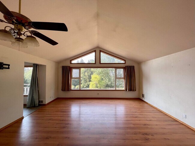 Building Photo - Large home on acreage!