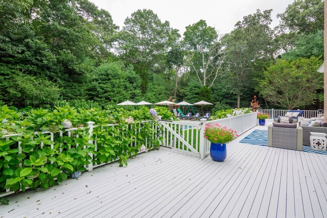 Building Photo - 6 Old School House Ln