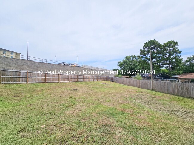 Building Photo - 3 Bedroom Close to Mercy Hospital - Availa...