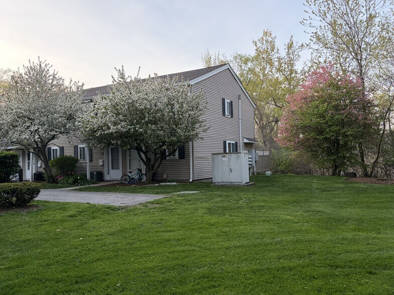 Building Photo - 10 Village Brook Ln