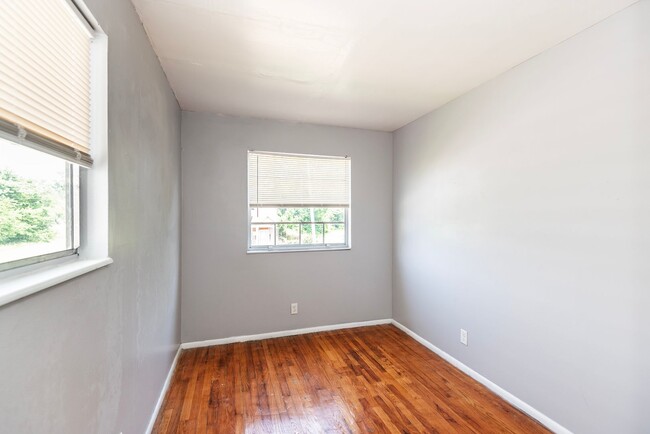 Building Photo - Spacious 4 Bed 2 Bath
