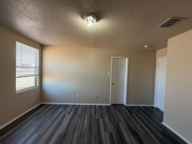 Building Photo - 3625 Clydesdale Dr