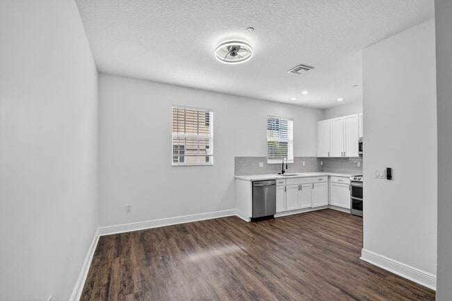 Building Photo - 2502 N Dixie Hwy