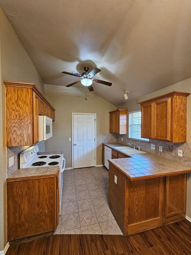 Building Photo - (3) Bed/(2) Bath in S Moore Avail NOW! Pet...