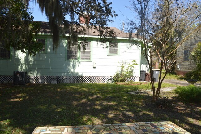 Building Photo - 8025 Oakwood St