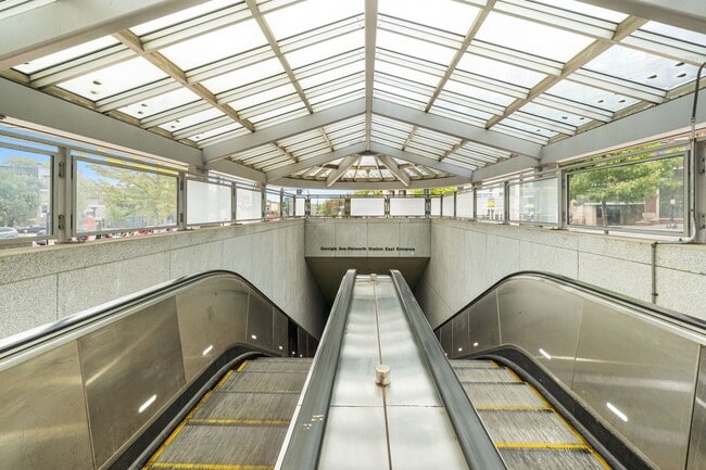 Building Photo - Stylish 2BR/2BA Bi-Level Condo with Private Roof Deck and Covered Parking!