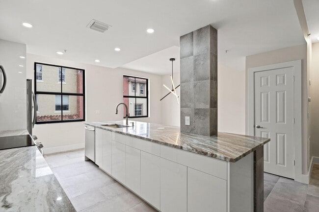 Building Photo - 672 Fern St