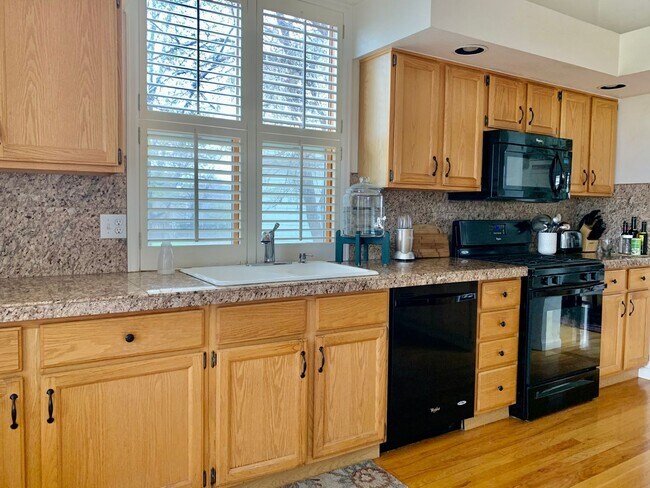 Building Photo - Gorgeous Gunbarrel Home on Cul-de-Sac!