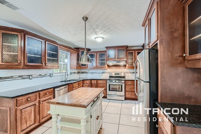 Building Photo - 713 Forestglen Dr