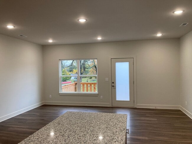 Building Photo - **LESS THAN 10 miles to Fort Knox**