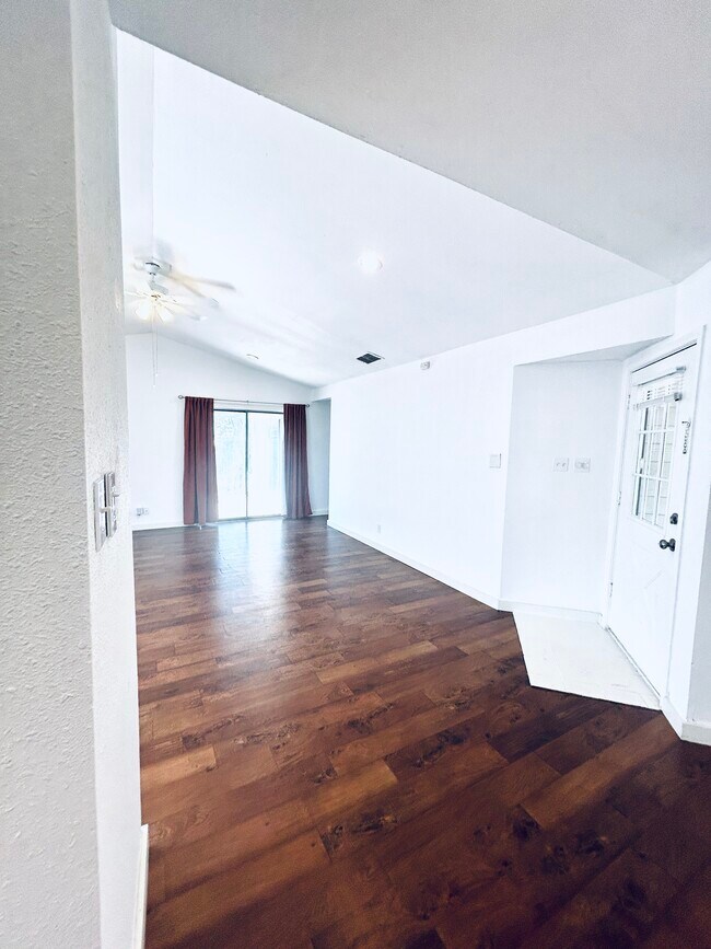 Building Photo - 17043 Vista Park Dr