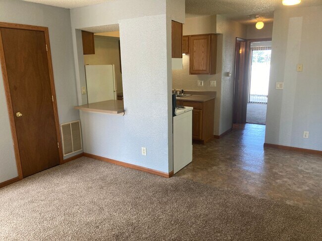 Building Photo - 2 Bed 1 Bath Located behind Hy-Vee in Osag...
