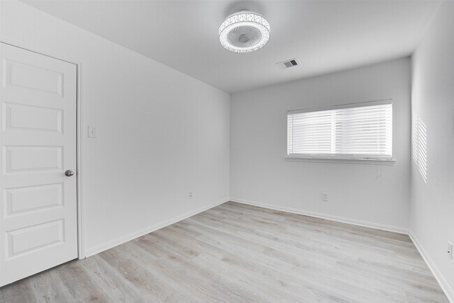 Building Photo - 2410 Lakecrest Town Dr