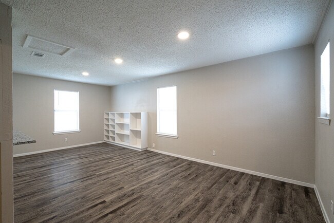 Building Photo - 1121 Via Del Rey