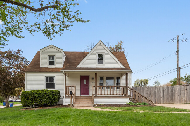 Building Photo - 9537 Chester Ave