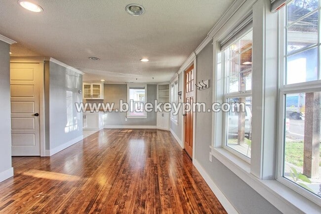 Building Photo - 2 Bed, 1 Bath Bungalow in Vancouver at 4th Plain Blvd and Franklin Ave