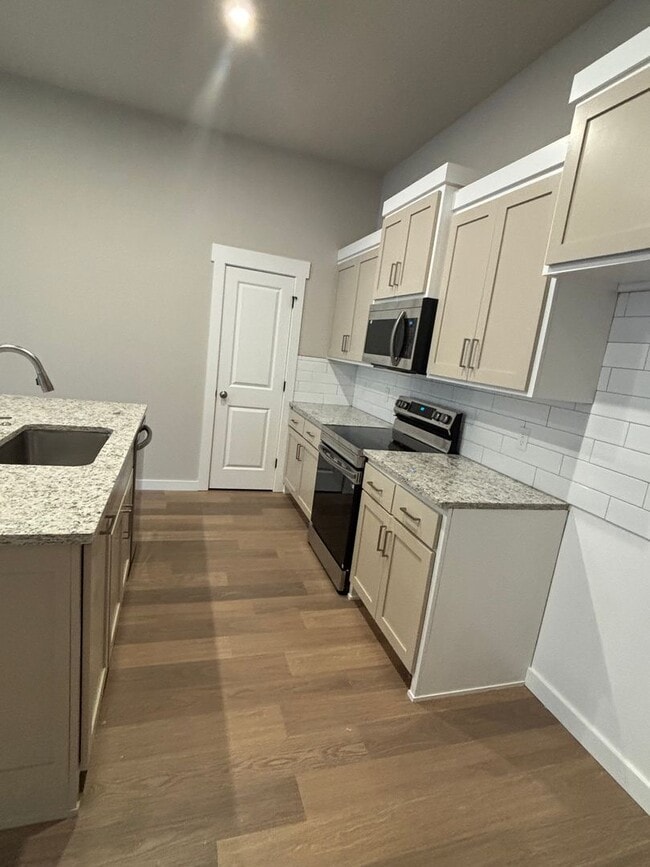 Building Photo - Beautiful New Duplex!
