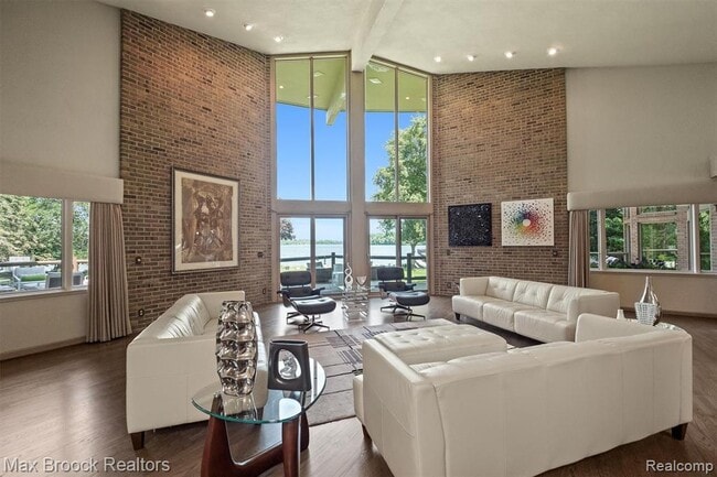 Building Photo - 3333 W Shore Dr