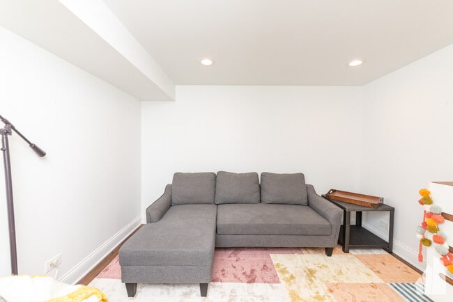 Building Photo - 6114 N Lenox Ave