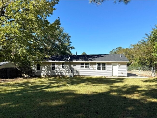 Building Photo - 223 Westmont Dr