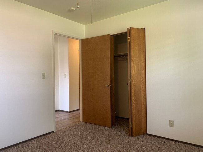 Building Photo - Make this your new home!