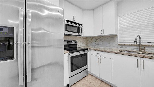 Building Photo - 10575 La Placida Dr