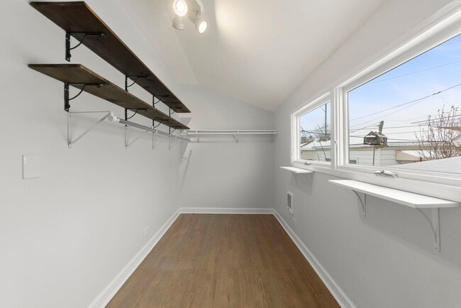 Building Photo - 5910 W Roscoe St