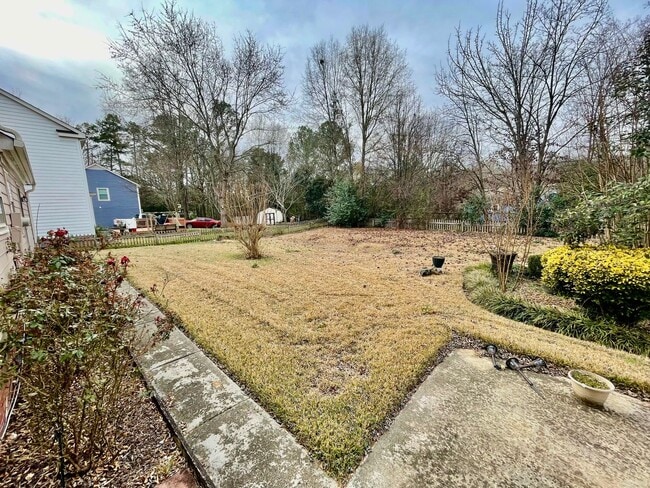 Building Photo - Welcome to this beautiful 5-bedroom, 2.5 bathroom home located in the vibrant city of Charlotte, NC