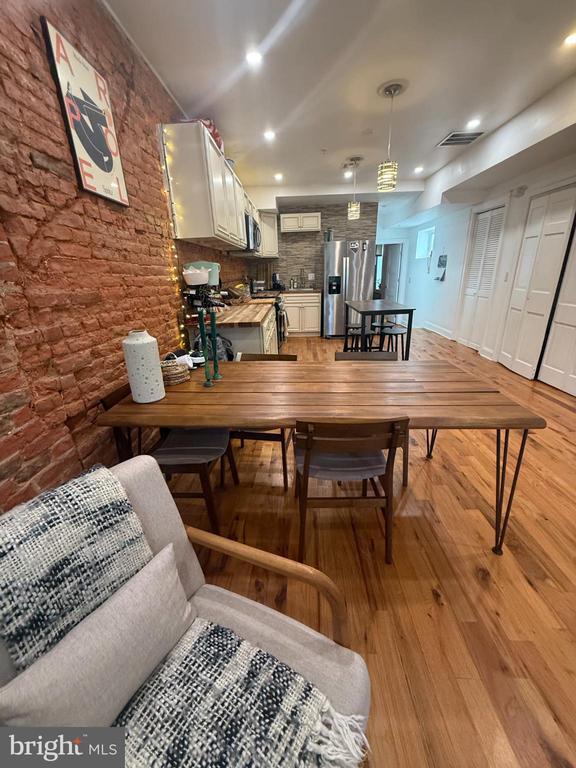 Building Photo - 2005 N Mascher St