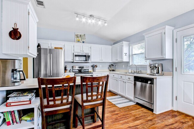 Building Photo - Stunning Open-Concept Home with Modern Amenities and Prime Location
