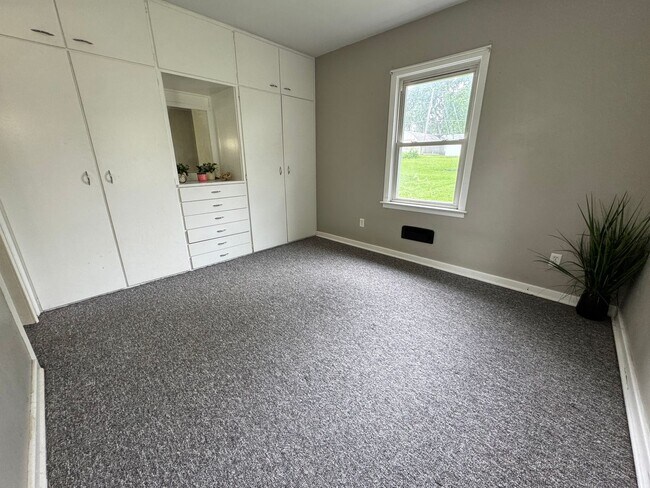 Building Photo - 2 bed, 1 bath home for rent in Hudson available IMMEDIATELY