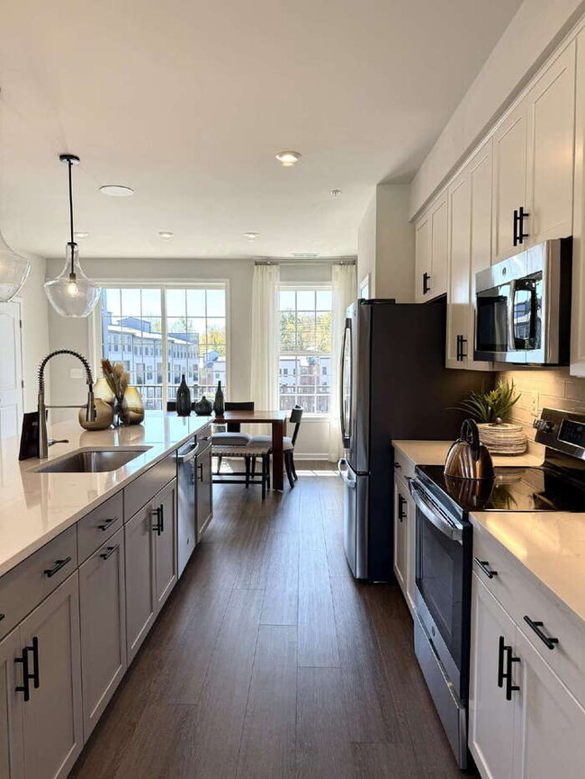 Building Photo - Modern 3-Bedroom Bethany Model Condo in Co...