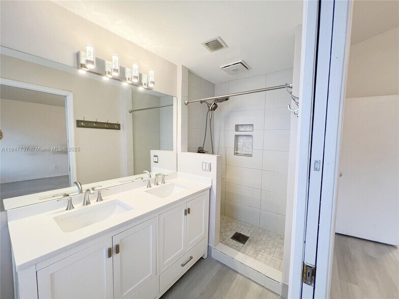 Building Photo - 5565 SW 43rd St