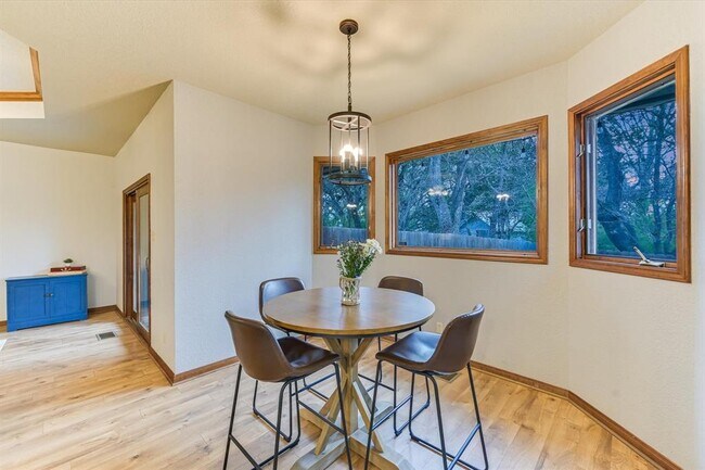 Building Photo - 640 Bluffside Dr