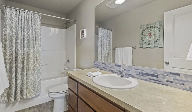 Building Photo - Beautiful Large Home on Corner Lot, Quincy!!