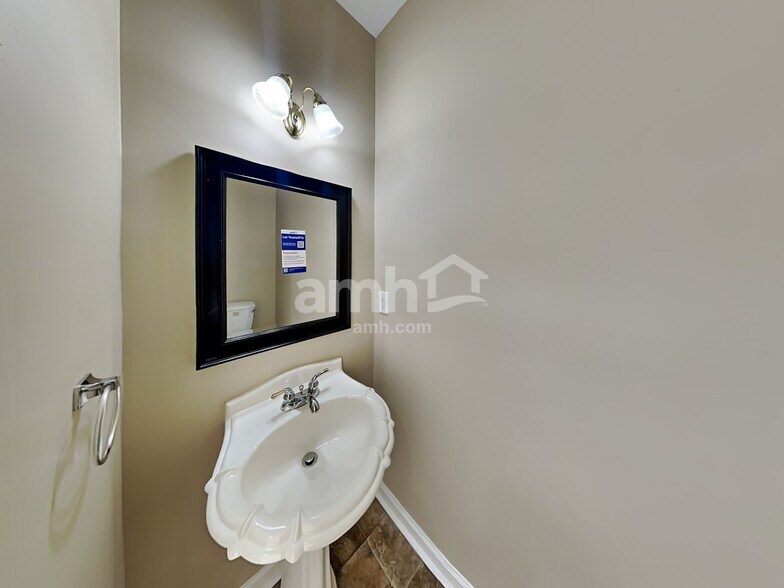 Building Photo - 9740 Lakemoore Cv