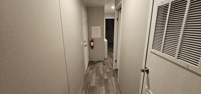 Building Photo - 207 Redwood Ct