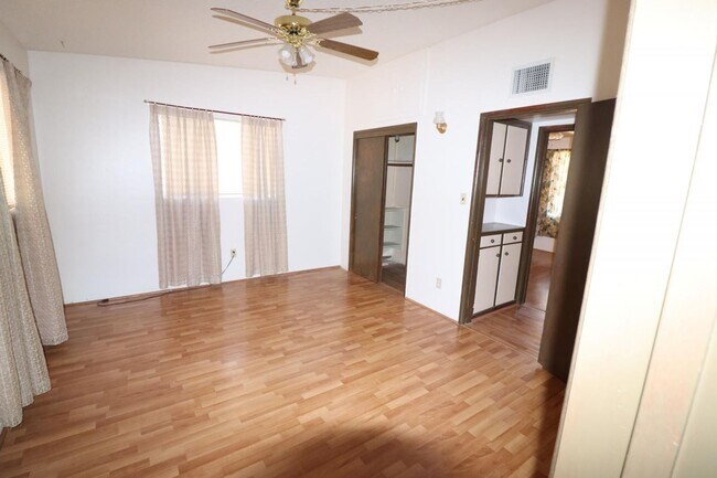 Building Photo - 3 Bedroom 2 Bathroom