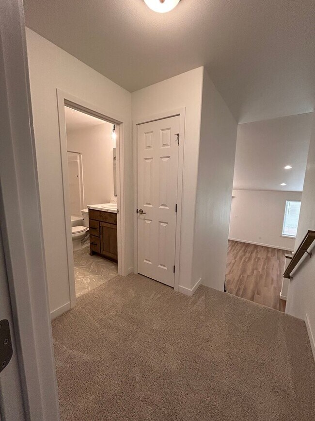 Building Photo - 3 Bed 3 Bath TownHome