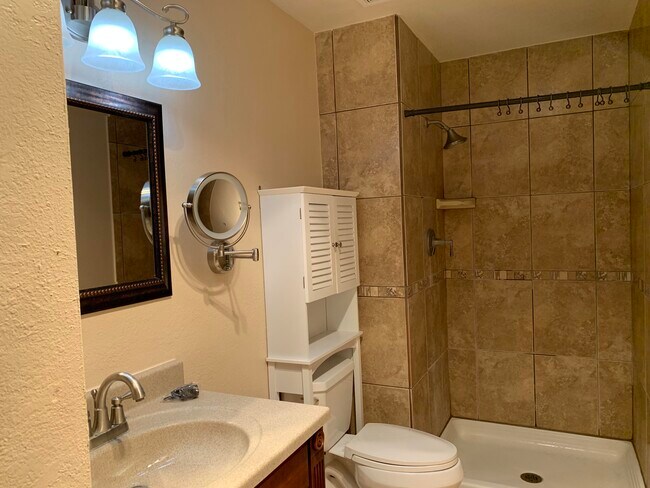 Building Photo - 6745 Ridge Top Dr