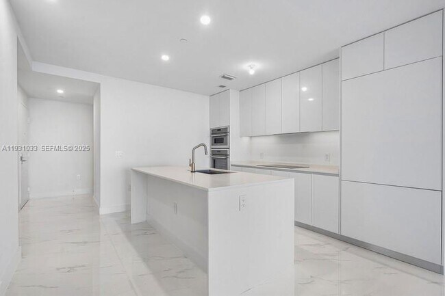 Building Photo - 700 NE 24th St