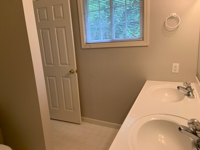 Building Photo - 3880 S Cramer Cir