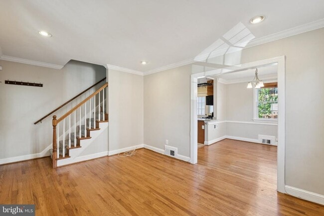 Building Photo - 2718 S Uhle St