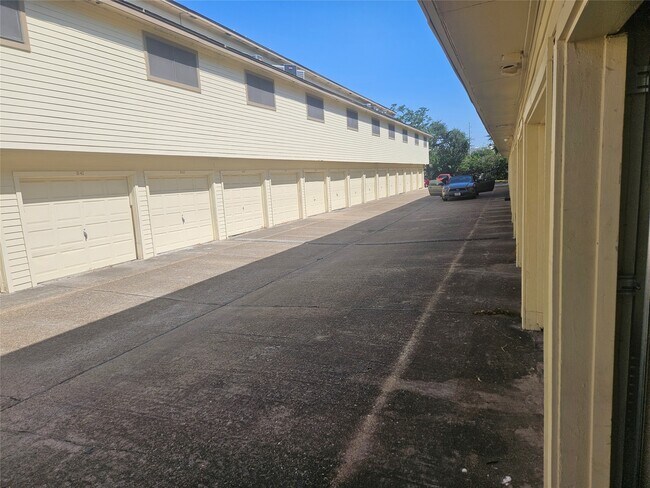 Building Photo - 2425 Holly Hall St